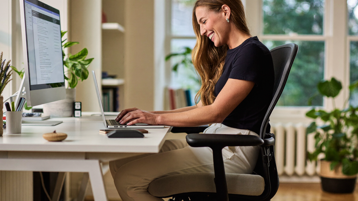 Frau sitzt entspannt im Homeoffice mit orthopädischem Sitzkissen