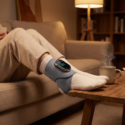 VitalStep Massagegerät im Einsatz beim Entspannen auf dem Sofa